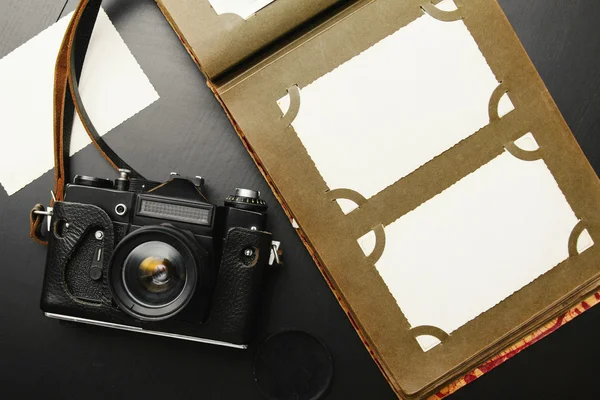 Old vintage camera with album and blank pictures — Stock Photo, Image