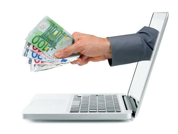 互联网收入概念-手用钱出来从便携式计算机屏幕 — 图库照片