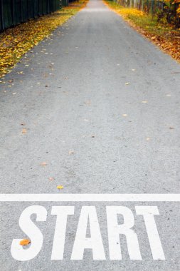 asfalt yol ile beyaz başlangıç işareti