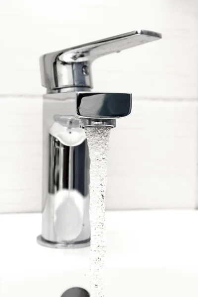 Wasserhahn mit fließendem Wasser — Stockfoto