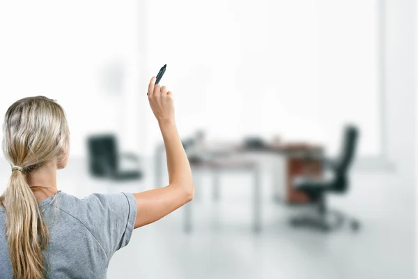 Kvinna med svart markering i handen på kontoret — Stockfoto