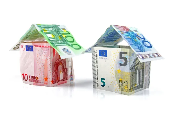 Huis gemaakt van euro geld geïsoleerd op wit — Stockfoto