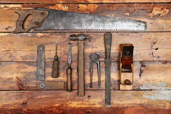 Oude vintage handgereedschap op houten achtergrond — Stockfoto