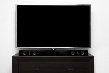 kahverengi komodin üzerinde stereo sistemi ile boş tv