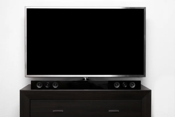 Tv in bianco con impianto stereo sul comò marrone — Foto Stock