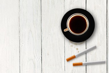 ahşap masa üzerinde sigara ile kahve