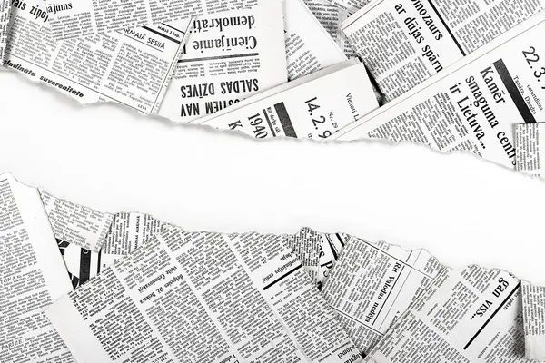 Vecchi giornali strappati Immagini Stock Royalty Free