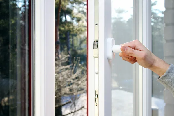 Hand offenes Kunststoff-PVC-Fenster — Stockfoto