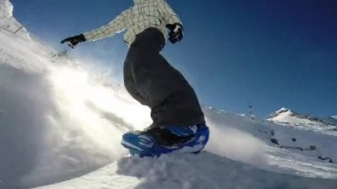 yolda Alp Dağları'nda snowboard