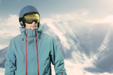 dağın tepesinde Snowboarder
