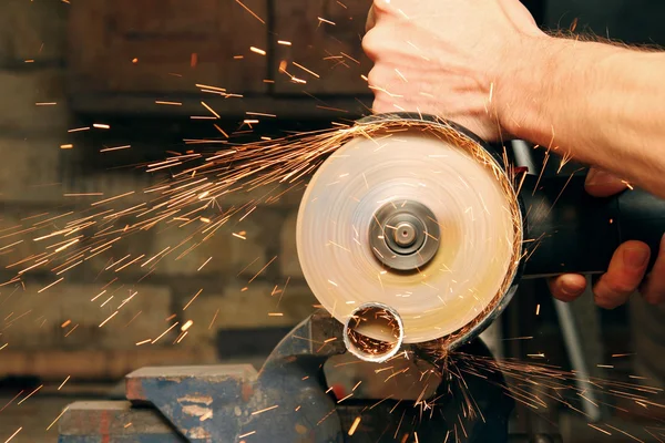 Corte de metal com moedor de ângulo, faíscas do disco — Fotografia de Stock