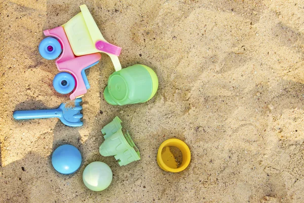 Stranden leksaker i sanden — Stockfoto