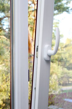 Beyaz plastik pvc pencere