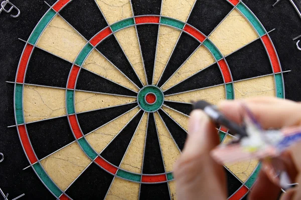 Hand foute dart naar dartbord — Stockfoto