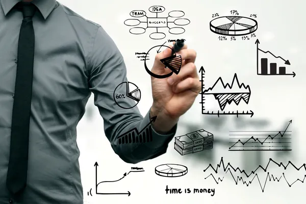 Geschäftsmann zeichnet verschiedene Grafiken, Diagramme und Geschäftselemente — Stockfoto