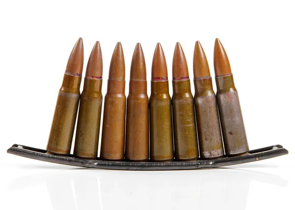 Proiettili di pistola isolati su sfondo bianco — Foto Stock