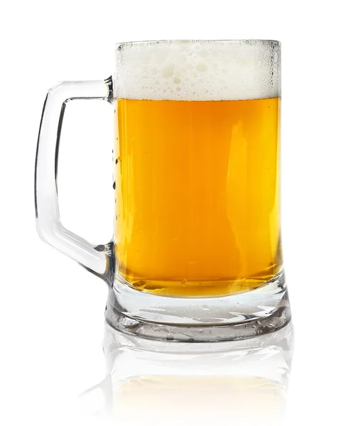 白で隔離されるビールとガラスのマグ — ストック写真