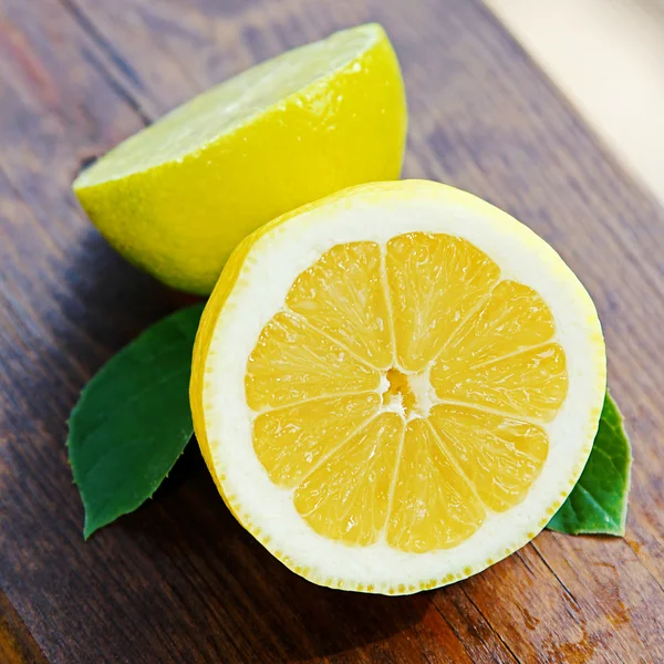 Fresh lemon and lime on wooden table — Stock Photo, Image