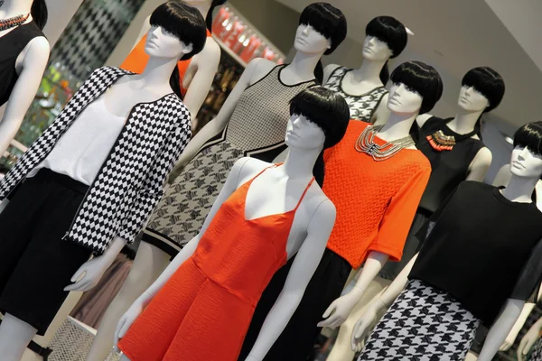 Muitos manequins de moda na vitrine da loja — Fotografia de Stock