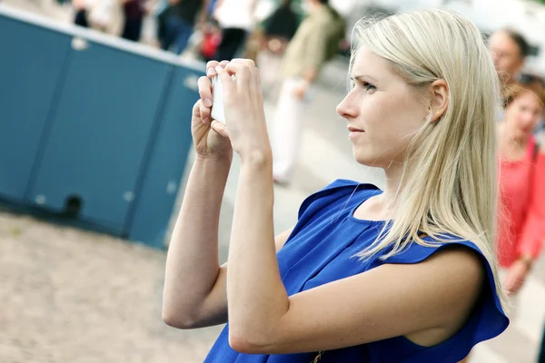 Femme prenant des photos avec téléphone portable dans la rue — Photo