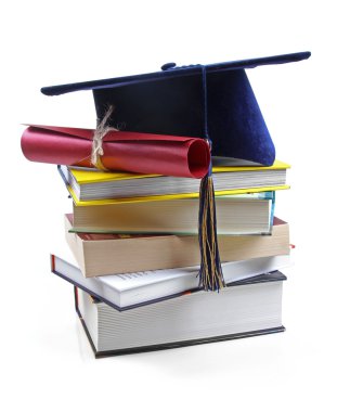 kitap yığını üzerinde diploma ve mezuniyet şapka