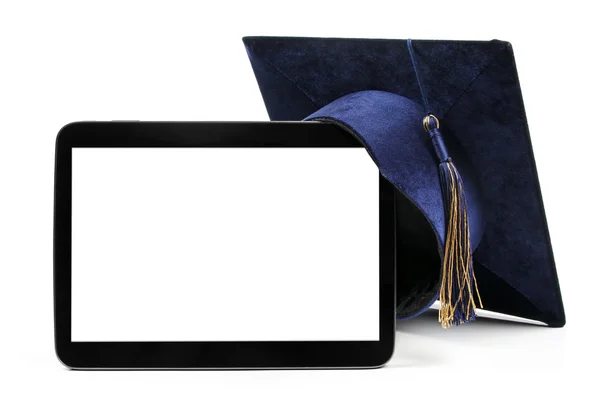 空白的数字平板和教育学生帽 — 图库照片