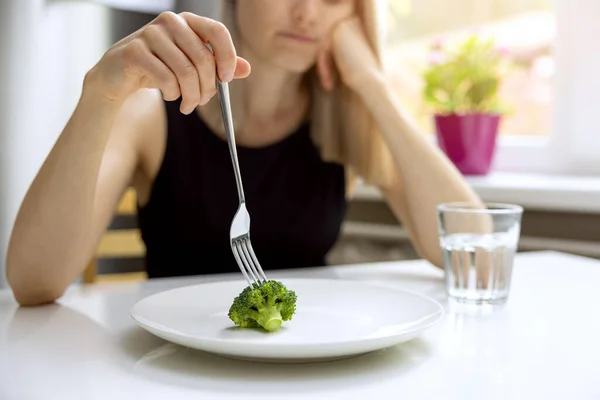 Problemy Dietą Zaburzenia Jedzenia Nieszczęśliwa Kobieta Patrząca Małą Porcję Brokułów — Zdjęcie stockowe
