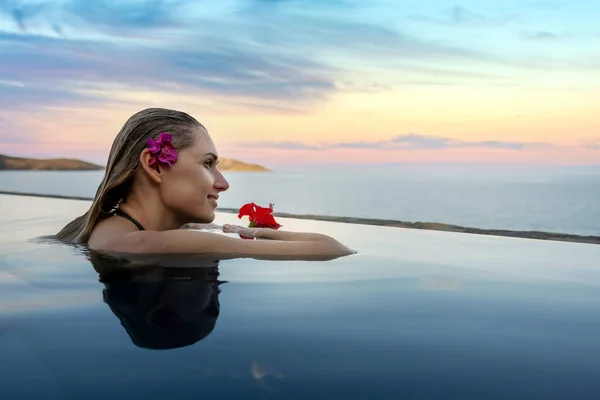 Férias Resort Luxo Mulher Com Flor Cabelo Relaxante Piscina Infinita — Fotografia de Stock