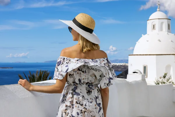 Mulher Com Chapéu Palha Vestido Férias Verão Ilha Santorini Grécia — Fotografia de Stock