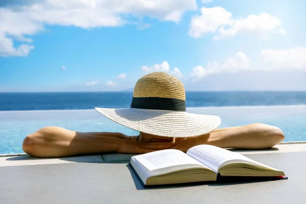 Mujer Escondida Bajo Sombrero Paja Descansando Piscina Infinita Vacaciones Verano — Foto de Stock