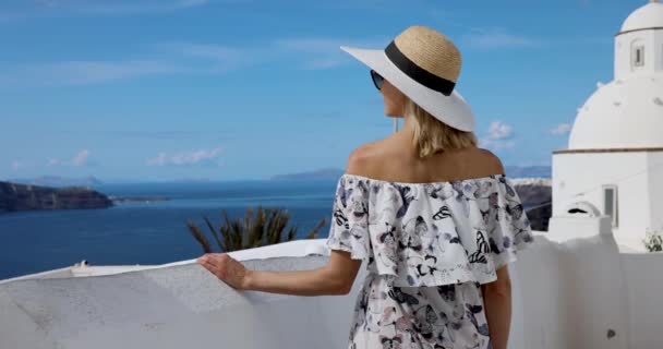 Mujer Con Sombrero Paja Vestido Disfrutando Vistas Mar Isla Santorini — Vídeo de stock