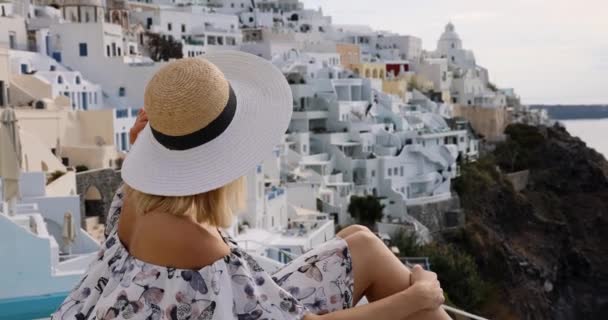 Kobieta Patrząc Morze Fira Miasta Klifie Wyspie Santorini Grecja — Wideo stockowe