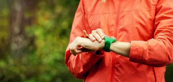 Kobieta Sprawdza Wyniki Smartwatch Treningu Świeżym Powietrzu Przestrzeń Kopiowania — Zdjęcie stockowe