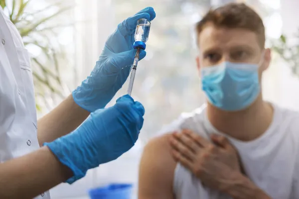 Krankenschwester Füllt Spritze Aus Impfflasche Für Patientenimpfung — Stockfoto