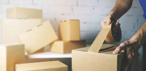 Lagerauftrag Kommissionierer Verpackung Und Versiegelung Karton Mit Klebeband Für Den — Stockfoto