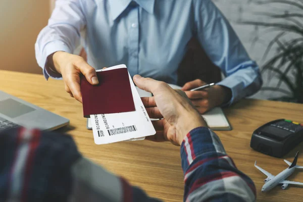 Agente Viajes Que Entrega Billetes Avión Documentos Cliente Oficina Agencia — Foto de Stock