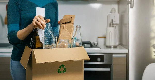 Atıkları Tasnif Ediliyor Evdeki Çöp Kutusuna Plastik Şişe Yerleştiren Kadın — Stok fotoğraf