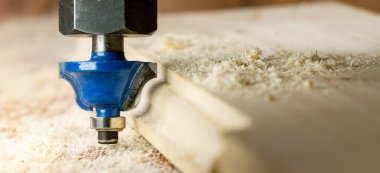 Marangozluk ve marangozluk. Yönlendiriciyle tahtayı kesiyor. doğramacılık geçmişi. Boşluğu kopyala