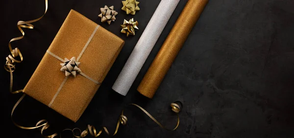 Servizio Confezione Regalo Scatola Regalo Oro Avvolto Con Rotoli Carta — Foto Stock