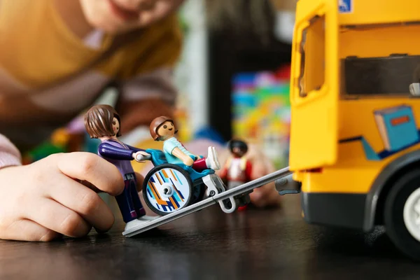 Gamin Jouant Avec Des Jouets Sur Sol Transport Autobus Scolaire — Photo