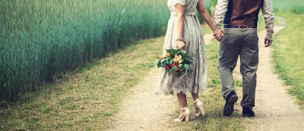 Casal Casamento Noiva Noivo Mãos Dadas Caminha Pela Estrada Rural — Fotografia de Stock