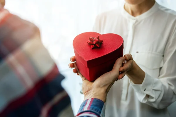 Valentine Day Man Giving Romantic Heart Gift Box His Woman — Fotografia de Stock