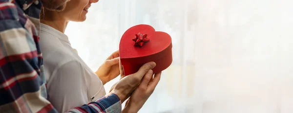 Valentine Day Surprise Man Giving Heart Gift Box His Woman — Fotografia de Stock