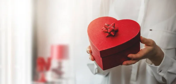 Donna Mani Che Tengono Scatola Regalo Forma Cuore Evento Speciale — Foto Stock