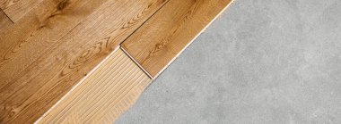 Parke döşeme kurulumu. Beton zeminde tutkalı ahşap tahtalar. afiş kopyalama alanı