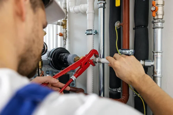 Loodgieter Werkt Met Pijpleidingen Aanscherpen Van Sanitaire Voorzieningen — Stockfoto