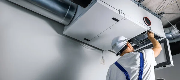 Engenheiro Hvac Instalar Sistema Ventilação Recuperação Calor Para Nova Casa — Fotografia de Stock