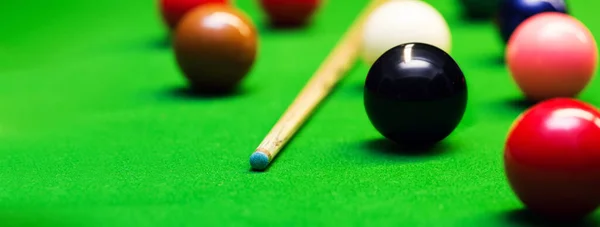 Snookerbälle Und Queue Auf Dem Grünen Stofftisch Kopierraum Für Banner — Stockfoto