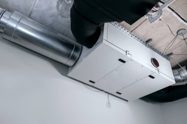 Modern ısı kurtarma sistemi servis odasının tavanına monte edildi. İyileştirici