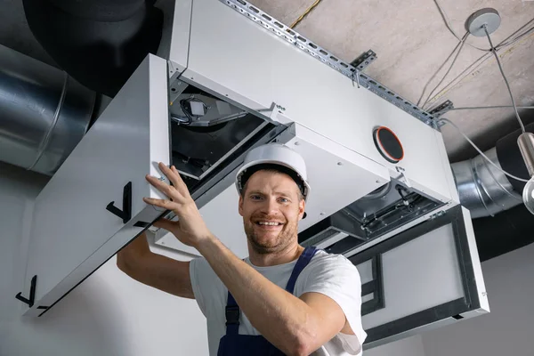 Sonriente Técnico Aspiración Trabajo Ventilación Mantenimiento Reparación Del Sistema Calefacción —  Fotos de Stock